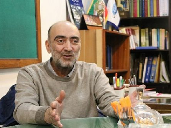 سیاسی: گفتند بگذارید دایی ببازد تا تماشاگران با سنگ او را بزنند