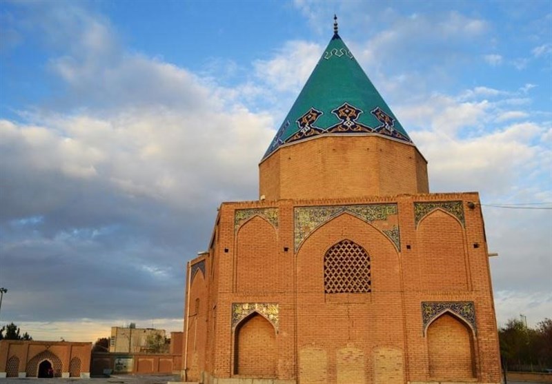 نخستین دانشمندی که در تخت فولاد به خاک سپرده شد