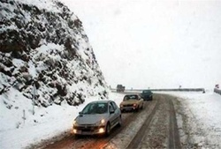 بارش برف و باران سطح جاده های زنجان را لغزنده کرده است/استفاده از زنجیر چرخ در محورهای کوهستانی الزامیست