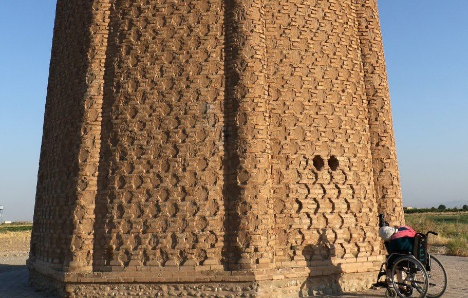 روایتی متفاوت از یک عکاس معلول/ از آغاز معلولیت، کفش هایم را باگل&zwnj;های رز پر کرده و قاب گرفتم