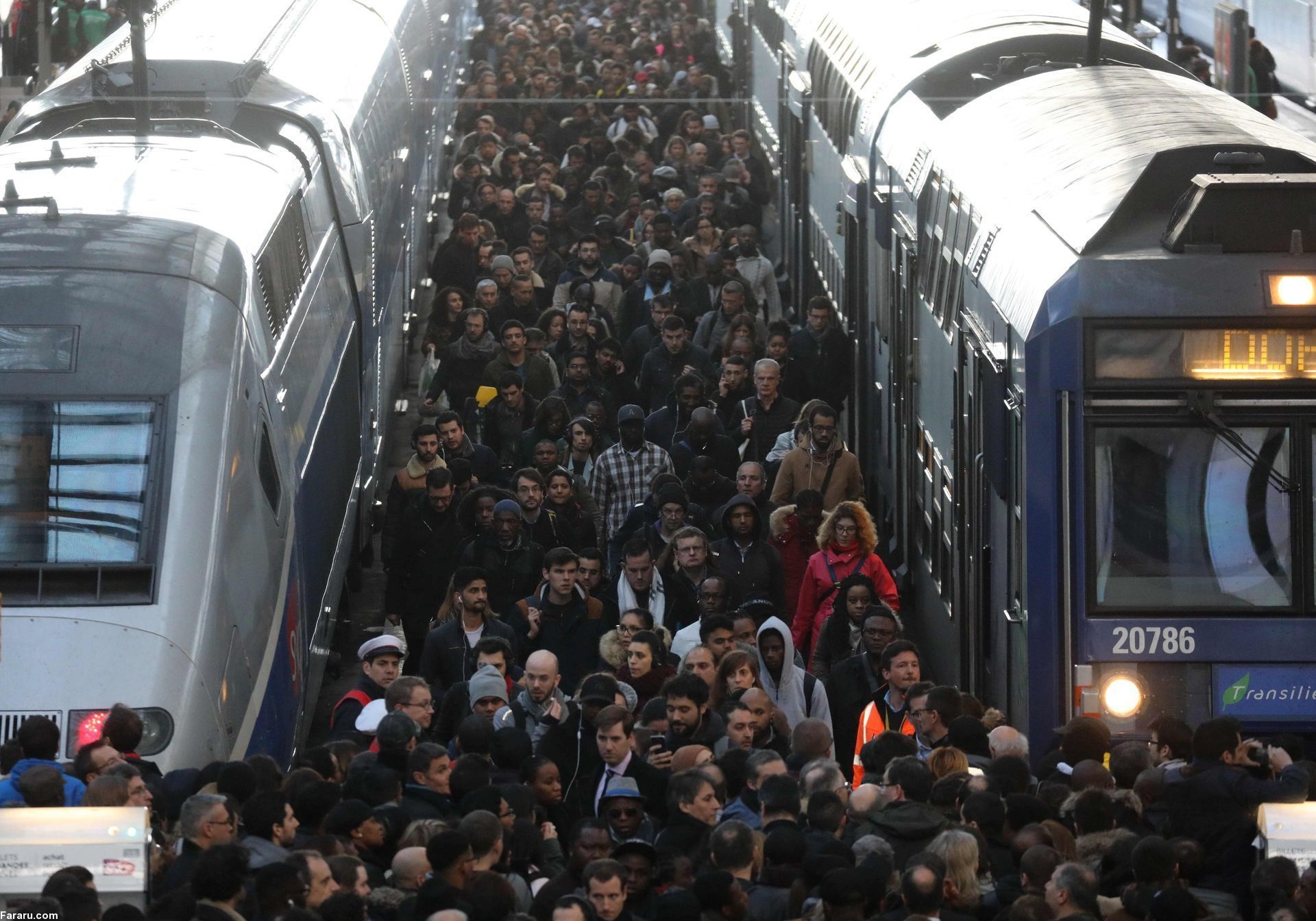 زمین&zwnj;گیر شدن شبکه حمل و نقل فرانسه با اعتصاب کارگران