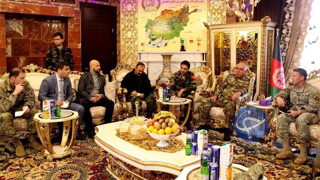 پذیرایی افغانستانی&zwnj;ها از ژانرال آمریکایی با آبمیوه ایرانی + عکس