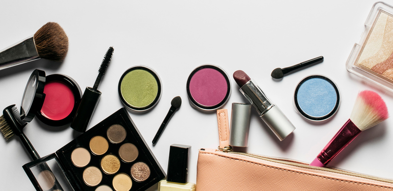 ۲ عامل مهم در آلودگی لوازم آرایش///صادقی