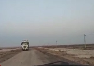 تردد دشوار خودروها از جاده شهداد به نهبندان + فیلم