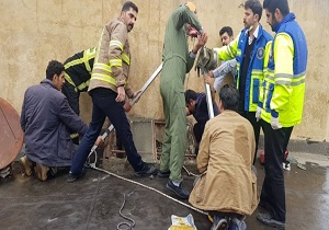 نجات معجزه آسای کودک 5 ساله از داخل داکت آپارتمان در سنندج