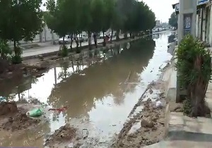 از بوی تعفن فاضلاب تا گِل‌ و لای در خیابان اهواز + فیلم