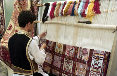 فعالیت ۲۰۰ کارگاه صنایع دستی در بینالود/ کارت شناسایی برای هنرمندان صنایع دستی صادر شد
