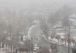 لحظات زیبای بارش برف در چادگان + فیلم