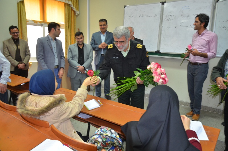 اهداء گل توسط فرمانده انتظامی فارس به دانشجویان