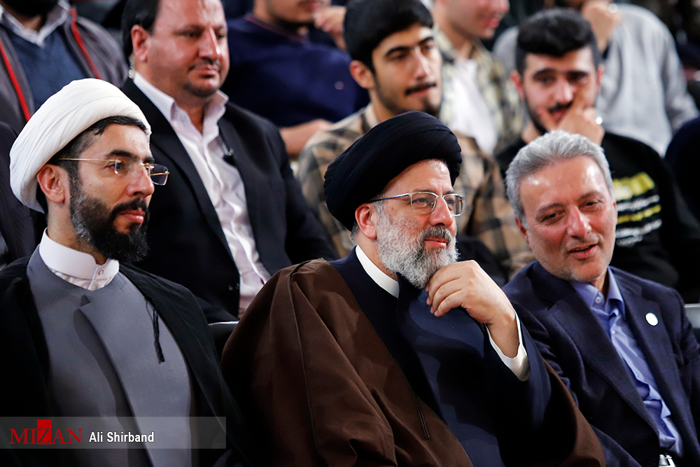 حواشی دیدار آقای رئیسی با دانشجویان دانشگاه تهران/ از شعارهای احساسی دانشجویان تا حضور راننده پیک موتوری