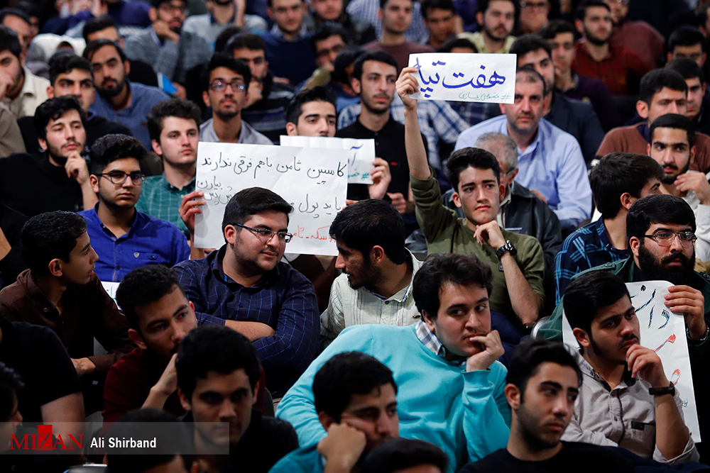 حواشی دیدار آقای رئیسی با دانشجویان دانشگاه تهران/ از شعارهای احساسی دانشجویان تا حضور راننده پیک موتوری