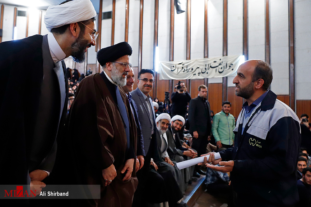 حواشی دیدار آقای رئیسی با دانشجویان دانشگاه تهران/ از شعارهای احساسی دانشجویان تا حضور راننده پیک موتوری