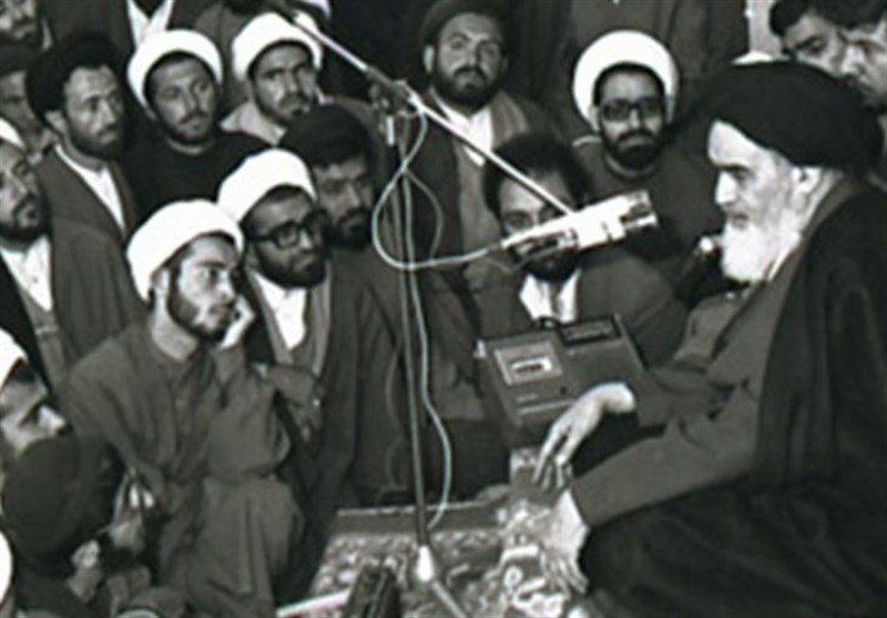 دلیل مخالفت امام (ره) با تقلید کردن طلاب چه بود؟