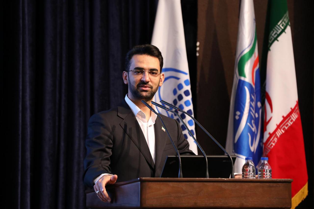 تعطیل کردن فضای مجازی مشکلات کشور را حل نمی‌کند