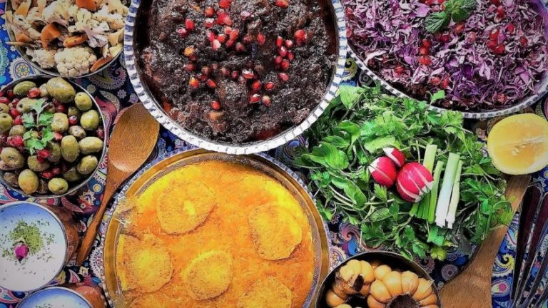 ۲ طرز تهیه خورش اناربیج گیلانی با مرغ یا گوشت+ترکیب دقیق سبزی