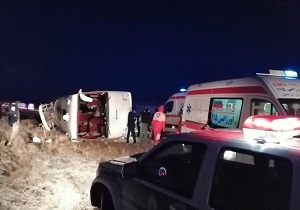 واژگونی اتوبوس در محور دامغان-سمنان ۲۴ مصدوم برجای گذاشت