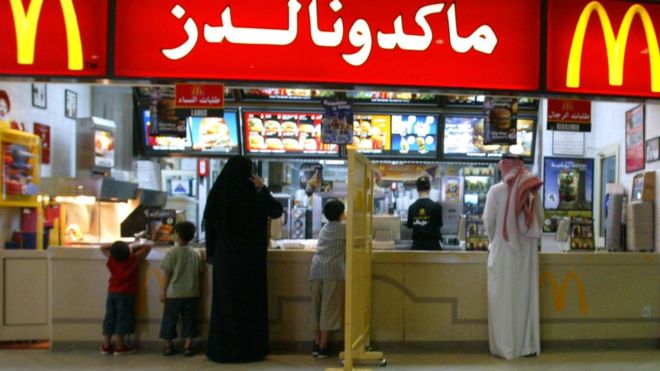 عربستان باز هم پیشرفت کرد/ یکی شدن درهای ورود و خروج رستوران برای زنان و مردان عربستان باز هم پیشرفت کرد/ یکی شدن درهای ورود و خروج رستوران برای زنان و مردان