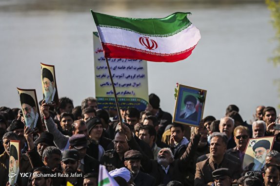 راهپیمایی باشکوه مردم در محکومیت اغتشاشگران/ تحصیل در مدرسه یا زندان!/ پیامک جعلی