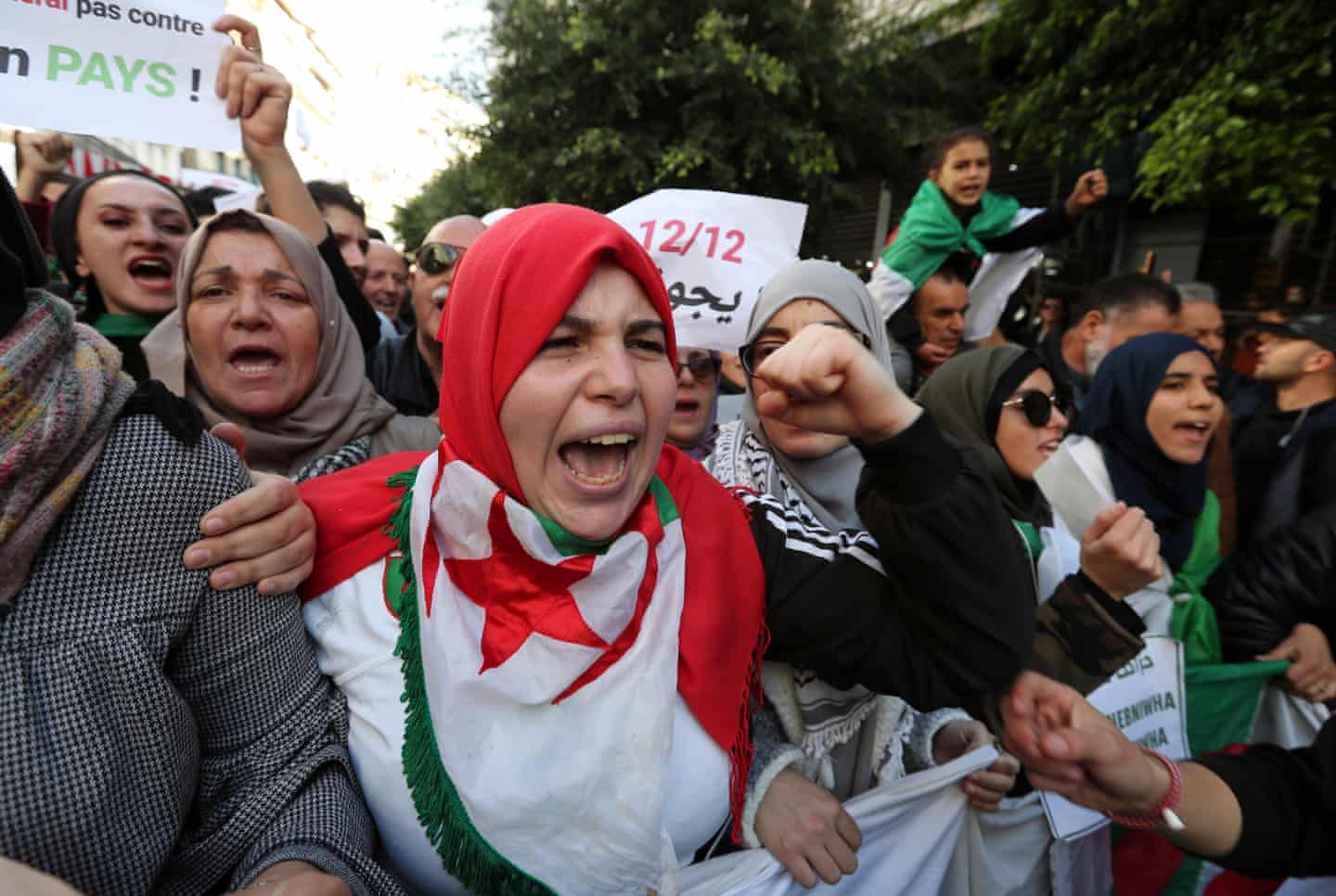 تصاویر روز: قطع درختان کاج برای کریسمس در انگلیس تا تجمع در داخل واگن&zwnj;های متروی پاریس در پی اعتصابات عمومی