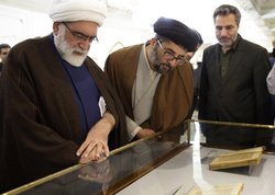 حاج عباس قمی به موزه آستان قدس رضوی آمد
