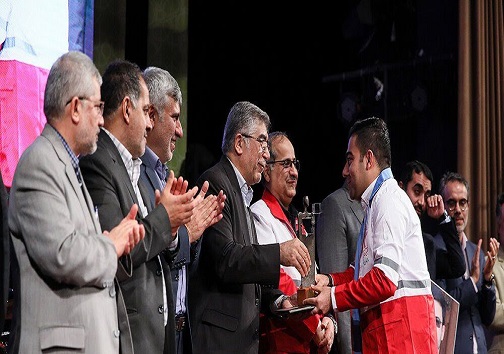 تندیس ملی فداکاری در دستان جوانان هلال احمر خوزستان