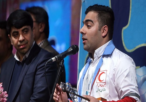 تندیس ملی فداکاری در دستان جوانان هلال احمر خوزستان