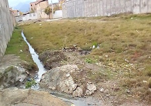 فیلم یک شهروند از وضع نامناسب کوچه در آزادشهر