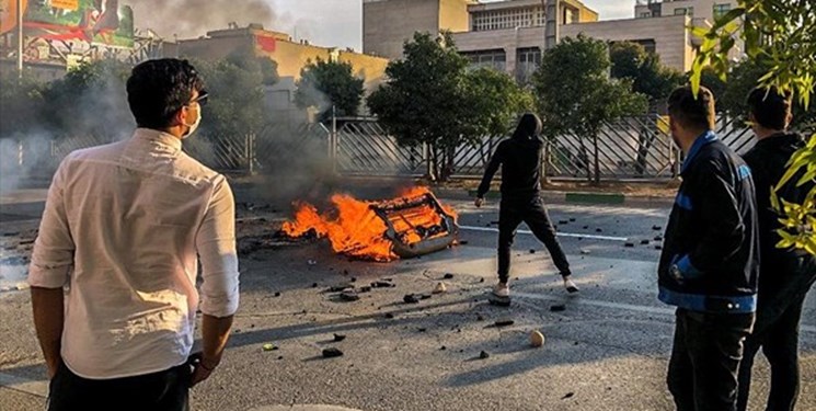 کاسبی در اغتشاشات؛ شکستن هر شیشه ۱۰۰ هزارتومان!