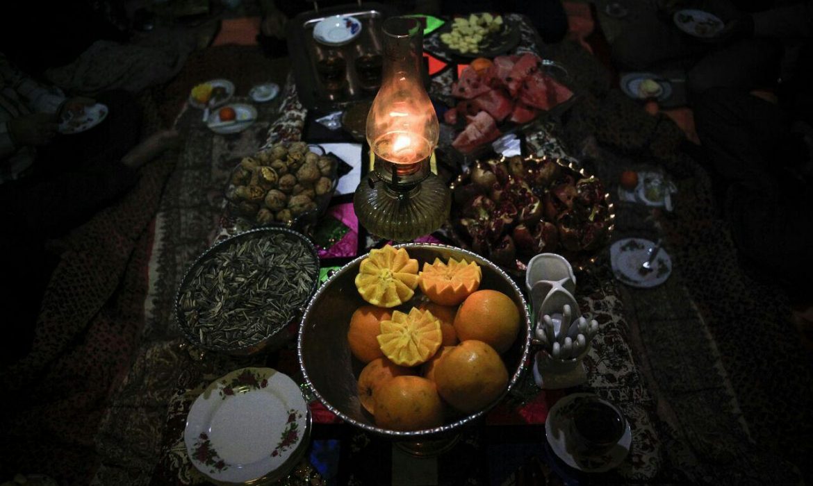 شب یلدا در استان مازندران/از فالگوش ایستادن تا قاشق&zwnj;زنی