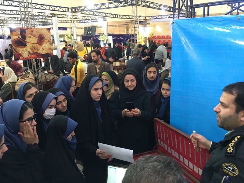 بازدید دانش‌آموزان از غرفه مطالعات و پژوهش پلیس گیلان