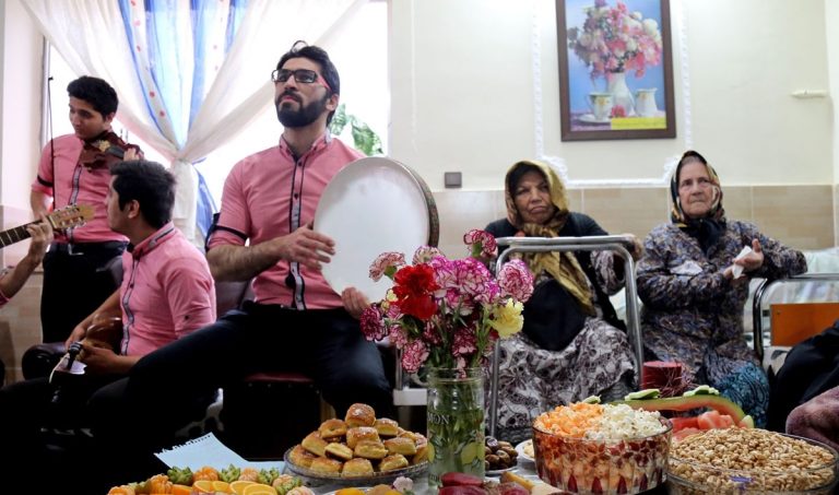 ۶ نمونه از ایده&zwnj;های جالب و متفاوت برای سرگرمی بچه&zwnj;ها و بزرگ&zwnj;تر&zwnj;ها در شب یلدا