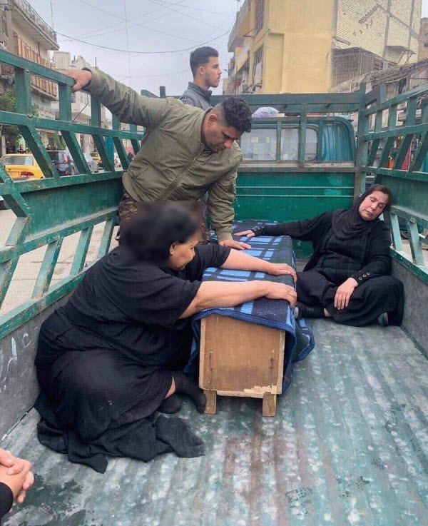 تشییع جنازه غریبانه شهید نوجوان عراقی توسط مادرش