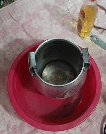 نجات کودک گرفتار در زودپز توسط آتش&zwnj;نشانی + عکس