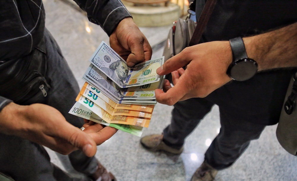 نرخ ارز در ۲۴ آذر / کاهش ۱۵۰ تومانی دلار و یورو