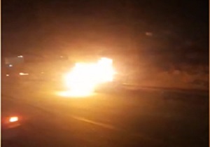 آتش گرفتن پژو ۴۰۵ در جاده شهر قدس به اندیشه + فیلم