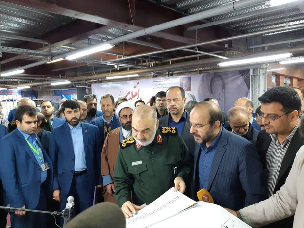 بازدید سرلشکر سلامی از نمایشگاه پیشگامان گام دوم انقلاب