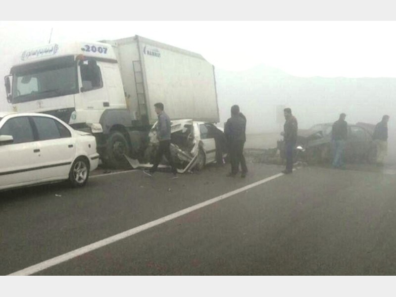 ۸ تصادفت بر اثر مه آلودگی و لغزندگی درجاده&zwnj;های استان همدان