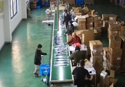 برخورد ناگهانی تریلی با خودروی پارک شده در خیابان + فیلم