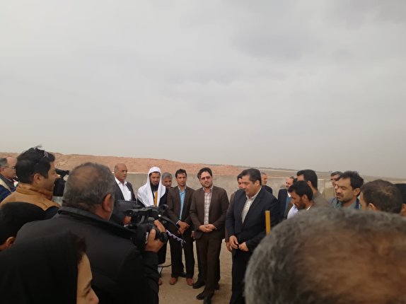 بهره&zwnj;برداری از یک سیل بند خاکی در بخش نگین کویر فهرج