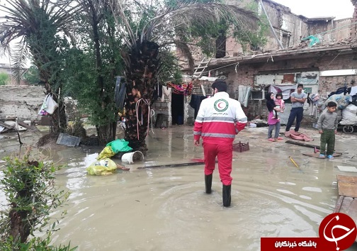 اسکان اضطراری ۱۰۰ خانوار درگیر آبگرفتگی در خوزستان/راه&zwnj;های روستایی وارگه اندیکا مسدود شد