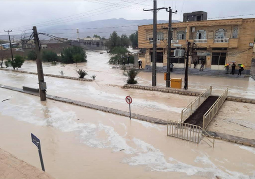 بارش ۱۲۰ میلیمتری باران و آبگرفتگی معابر در بستک+ عکس