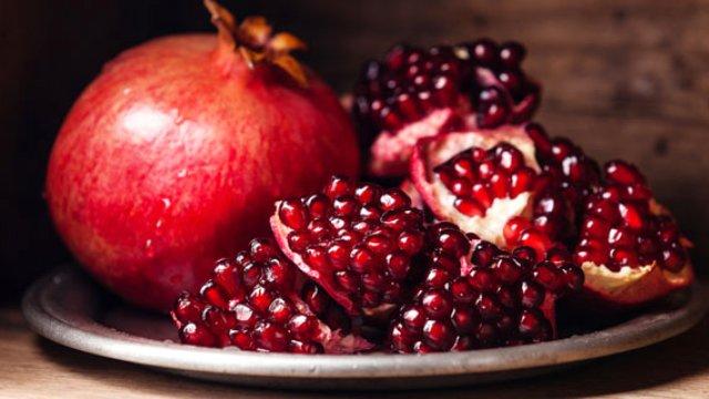 عرضه میوه شب یلدا در فروشگاه های شهرداری مشهد