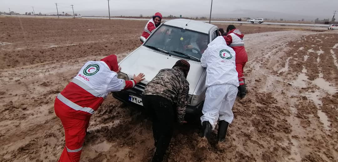 امداد رسانی هلال احمر فسا به ۵۰ خانوار در مسیر سیل 