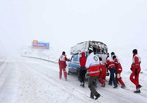 نجات سرنشینان ۱۰ خودروی گرفتار در برف تاراز اندیکا