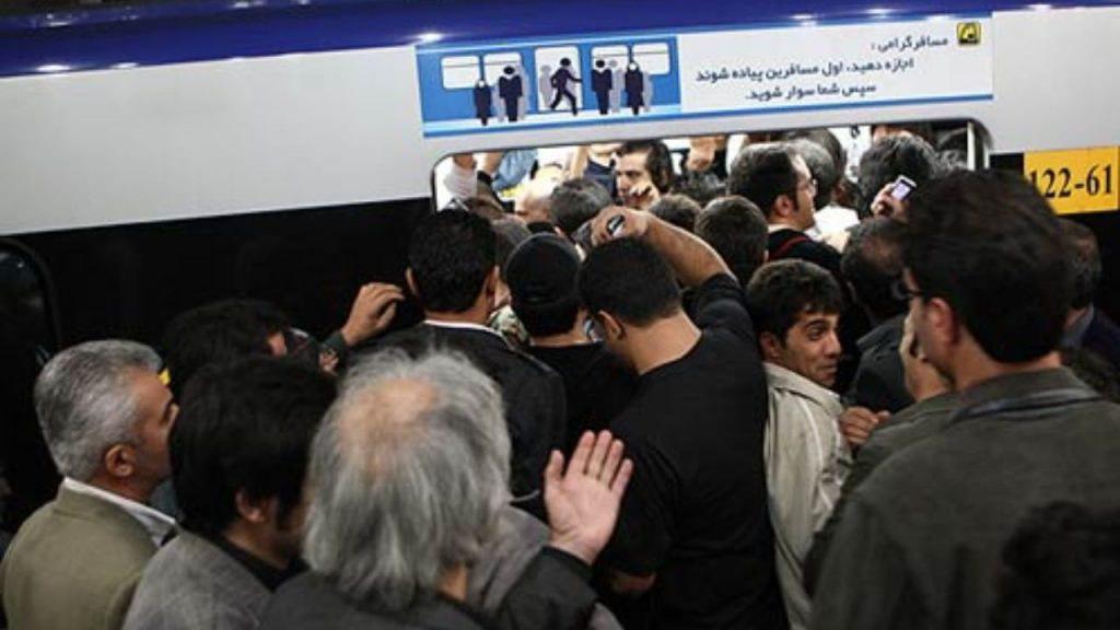 ازدحام جمعیت و سرگردانی مسافران در خط ۱ مترو تهران