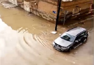 تردد سخت خودروها از خیابان‌های پر از آب اهواز + فیلم