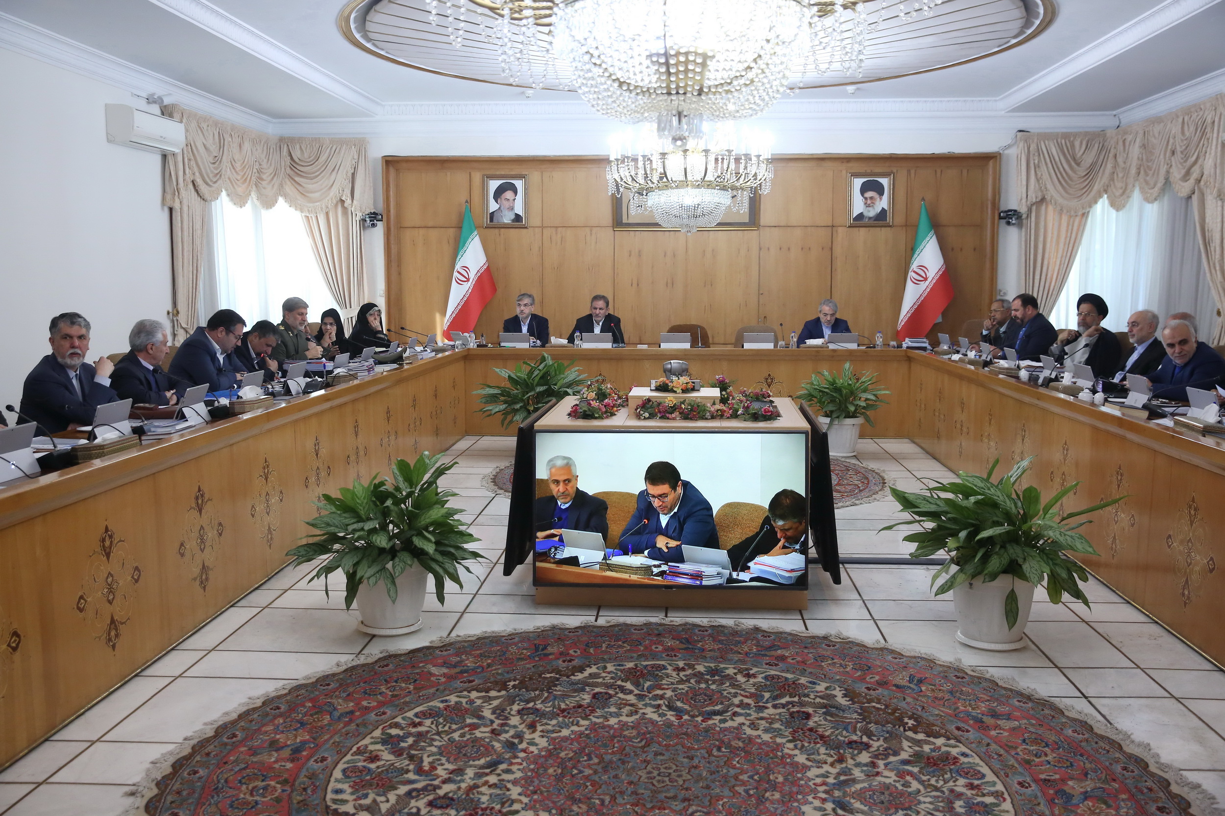 ۷ تصمیم هیئت دولت برای کاستن از آلودگی هوای کلانشهرها/ رشد اقتصاد غیرنفتی کشور در ۶ ماهه اول سال ۹۸