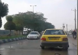 حرکت خلاف جهت خودروها به دلیل آبگرفتگی در آبادان + فیلم