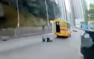 صحنه ای از بیرون افتادن دانش آموز از سرویس مدرسه