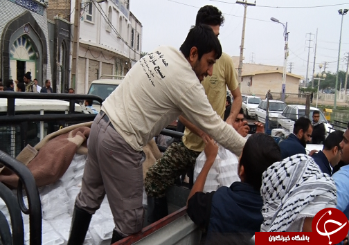 چهارمین روز آبگرفتگی در شهرستان کارون / مردم می گویند سپاه در کمک رسانی پیشتاز است چهارمین روز آبگرفتگی در شهرستان کارون / مردم می گویند سپاه در کمک رسانی پیشتاز است